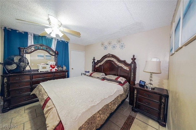 bedroom featuring ceiling fan and a textured ceiling