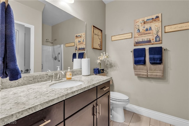 full bathroom featuring toilet, baseboards, a shower, and vanity