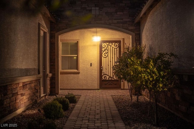 property entrance featuring stucco siding