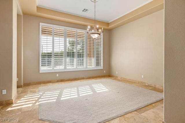 empty room featuring an inviting chandelier, a tray ceiling, baseboards, and visible vents