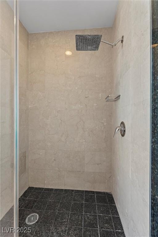 full bathroom featuring a tile shower