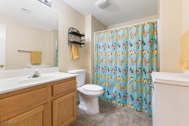 full bath with visible vents, toilet, curtained shower, a textured ceiling, and vanity