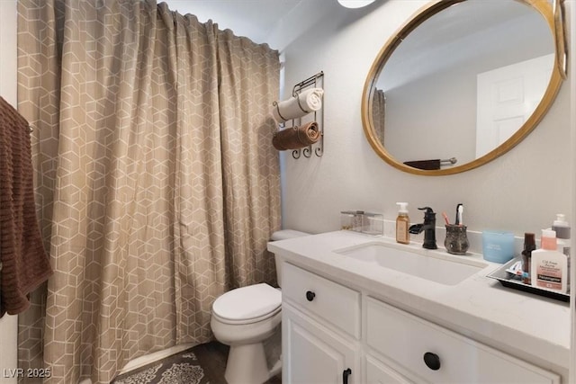 full bathroom featuring toilet, curtained shower, and vanity