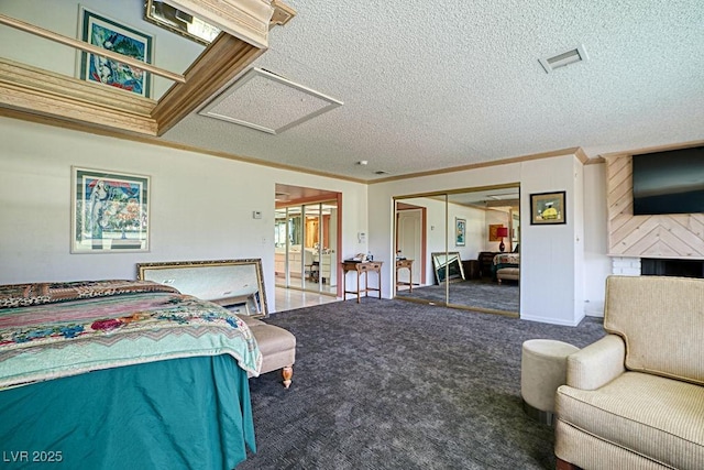 bedroom featuring visible vents, ornamental molding, a textured ceiling, carpet flooring, and a closet