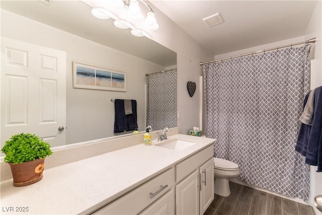 full bath with visible vents, toilet, wood tiled floor, vanity, and a shower with curtain