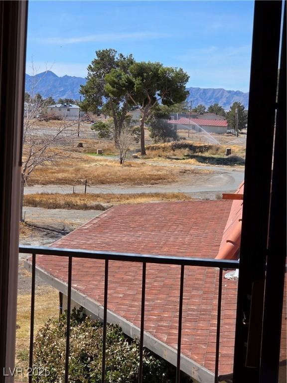 view of yard with a balcony and a mountain view