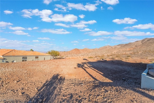 view of yard with a mountain view