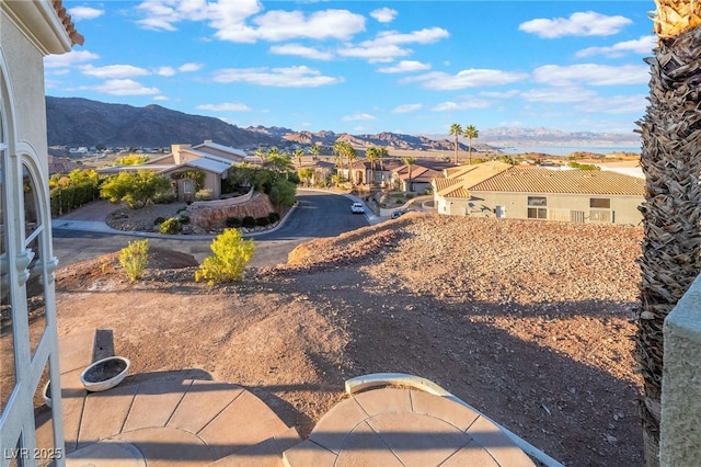 view of yard featuring a residential view and a mountain view