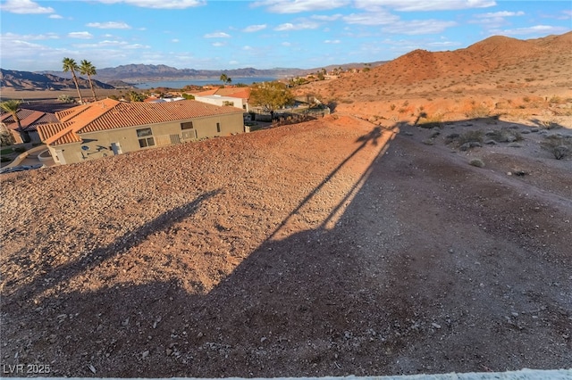 view of yard featuring a mountain view