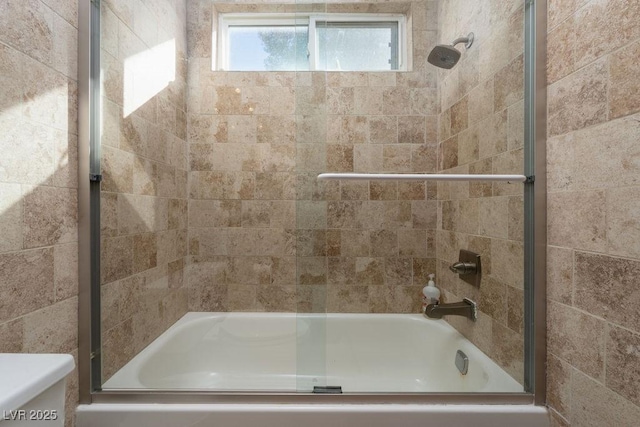 bathroom with enclosed tub / shower combo