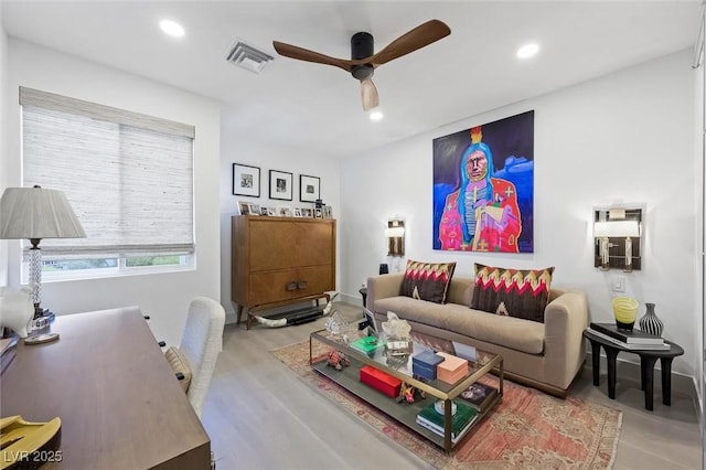 living area featuring light wood-style flooring, recessed lighting, visible vents, and a ceiling fan