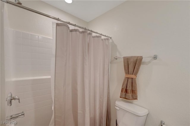 full bathroom featuring toilet and shower / tub combo with curtain