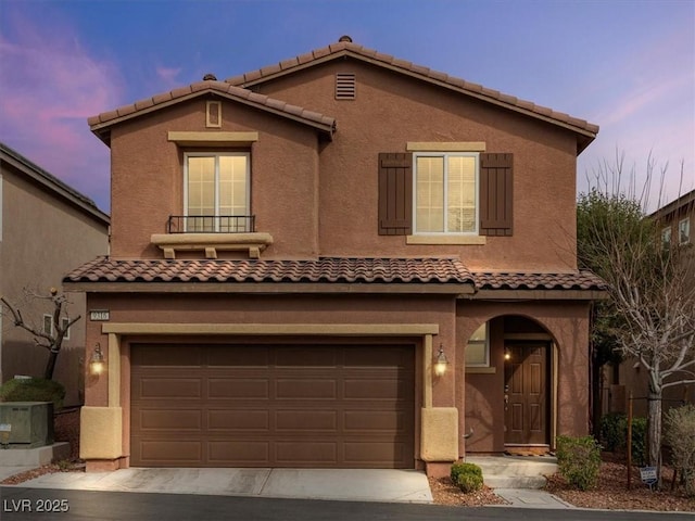 view of front facade featuring an attached garage and stucco siding