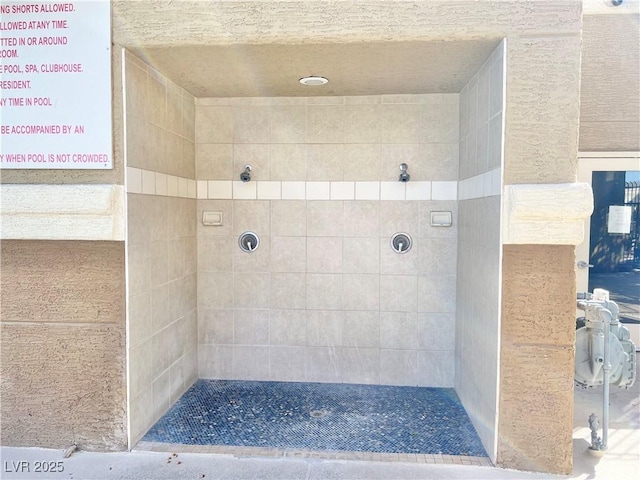 bathroom featuring a tile shower