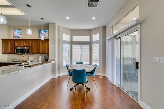 dining space featuring baseboards, visible vents, dark wood-style flooring, and recessed lighting