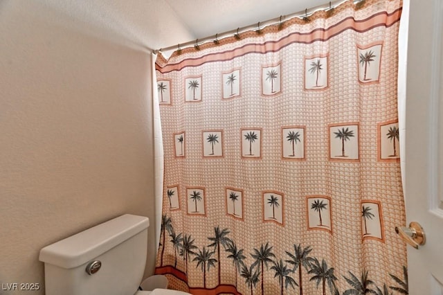 full bath with toilet and curtained shower