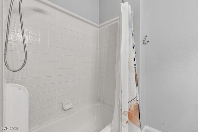 3047 Whispering Crest Dr, Henderson, NV 89052 - full bath featuring shower / bath combo and baseboards