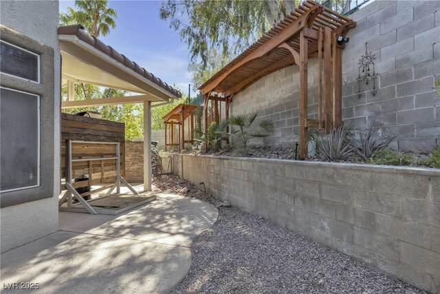 3047 Whispering Crest Dr, Henderson, NV 89052 - view of patio / terrace