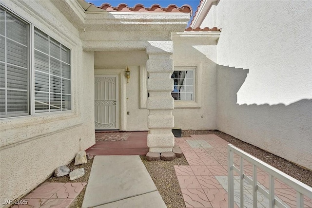 view of exterior entry with stucco siding