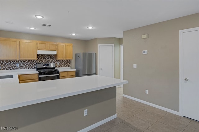 kitchen featuring visible vents, light countertops, decorative backsplash, a peninsula, and stainless steel appliances