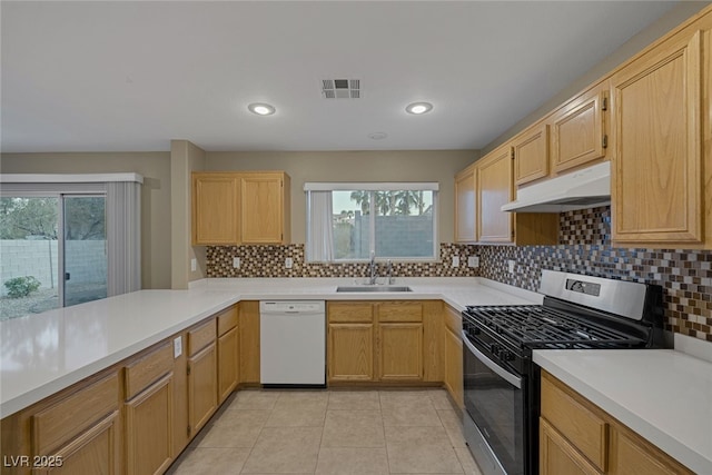 kitchen with visible vents, a sink, under cabinet range hood, gas stove, and dishwasher