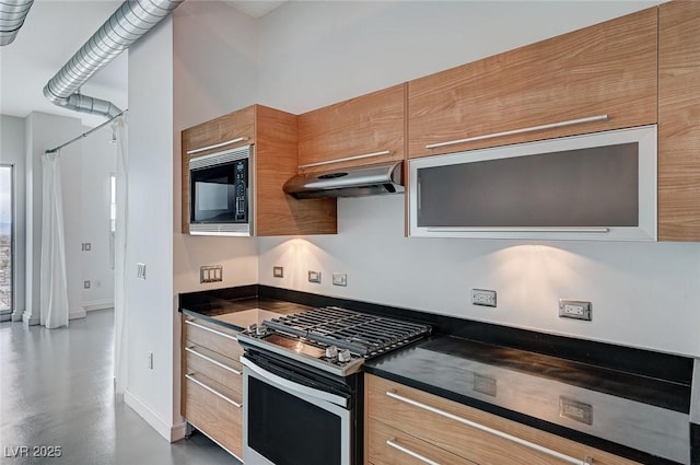 kitchen featuring under cabinet range hood, stainless steel gas range, dark countertops, and black microwave