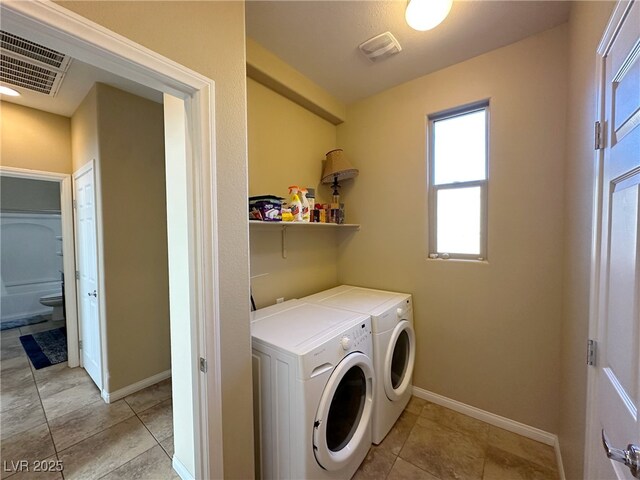 laundry room with laundry area, baseboards, visible vents, and independent washer and dryer