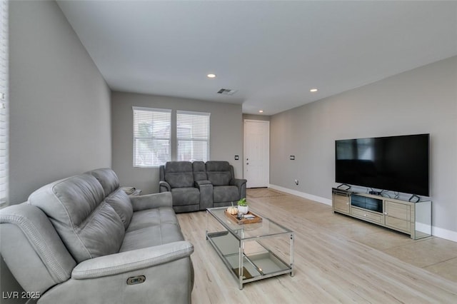 living area with baseboards, visible vents, wood finished floors, and recessed lighting