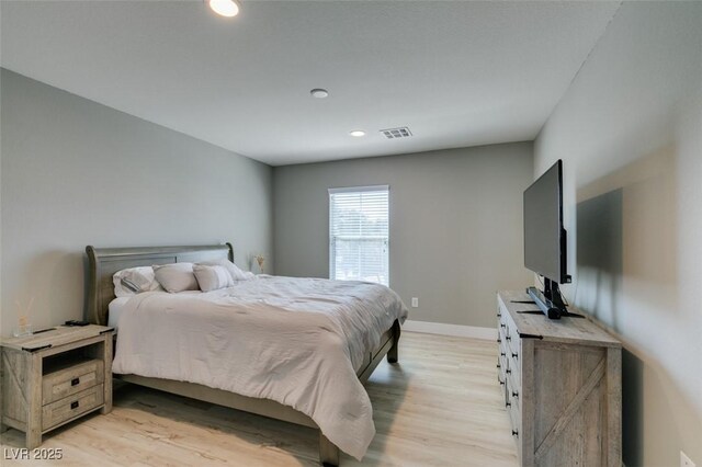 bedroom featuring light wood-style floors, baseboards, and recessed lighting
