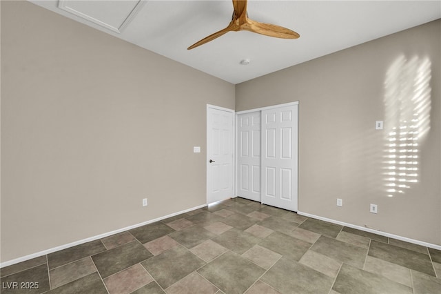 unfurnished bedroom featuring a ceiling fan, a closet, and baseboards