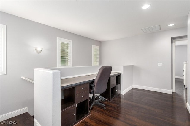 home office featuring dark wood-style flooring, recessed lighting, visible vents, and baseboards