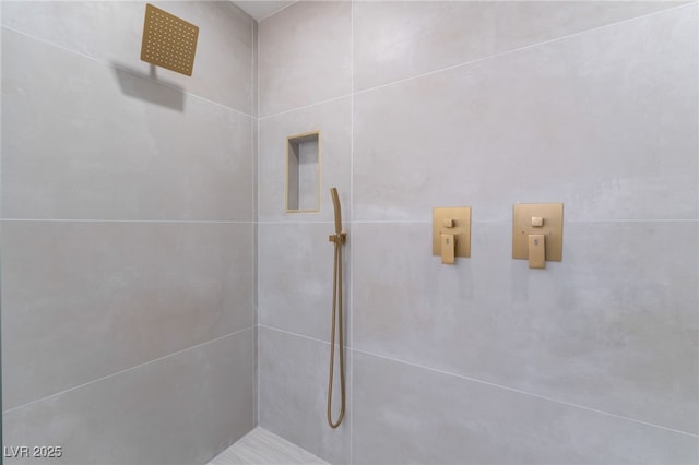 full bath with tiled shower