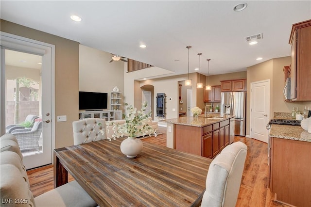 dining room featuring visible vents, recessed lighting, light wood-type flooring, and a ceiling fan