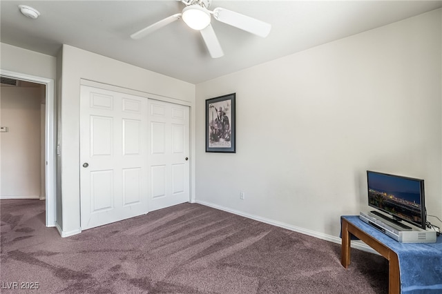 unfurnished bedroom with baseboards, a ceiling fan, carpet flooring, and a closet