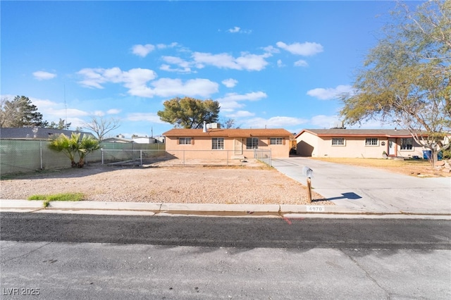 single story home featuring a fenced front yard