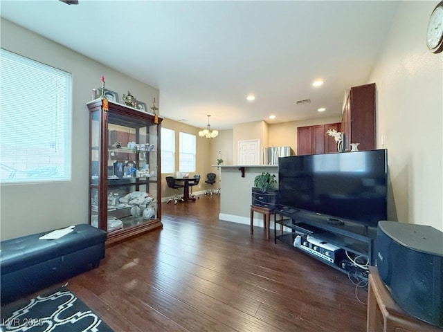 living room featuring a notable chandelier, dark wood finished floors, recessed lighting, visible vents, and baseboards