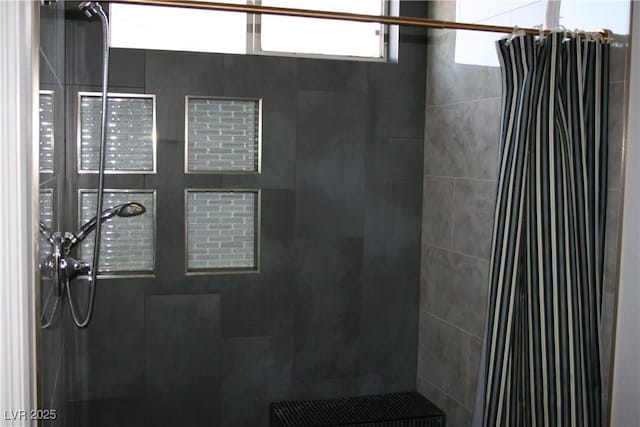 bathroom featuring a tile shower