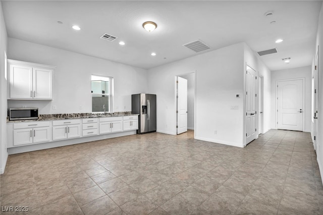 kitchen featuring visible vents, stainless steel appliances, and a sink