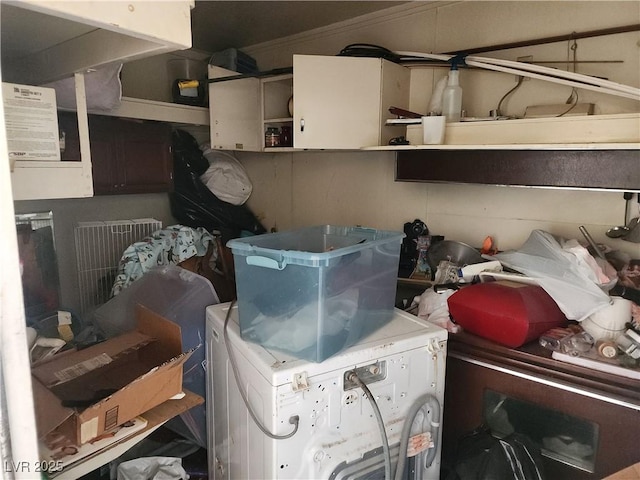 storage room with washer / dryer