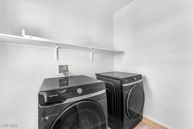 laundry room with laundry area, baseboards, and independent washer and dryer