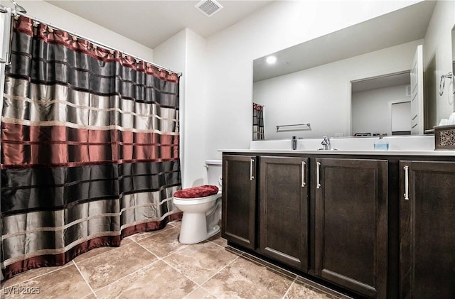 full bathroom featuring toilet, curtained shower, vanity, and visible vents