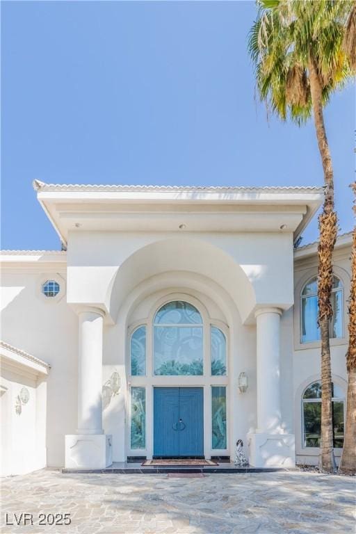 property entrance featuring stucco siding