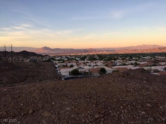 view of yard featuring a mountain view