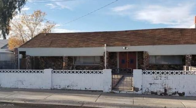 view of front of house featuring a fenced front yard and a gate