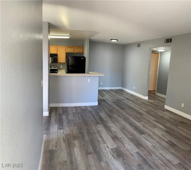 kitchen with visible vents, baseboards, dark wood finished floors, light brown cabinetry, and black appliances