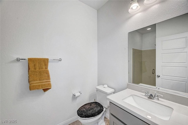 full bathroom featuring a shower, baseboards, vanity, and toilet