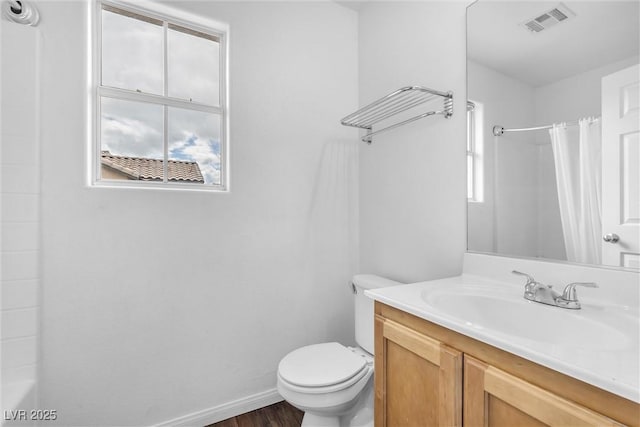 full bath featuring baseboards, visible vents, a shower with shower curtain, toilet, and vanity