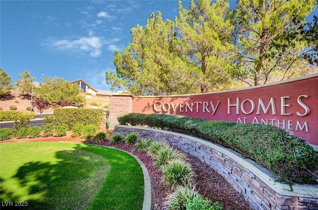 community / neighborhood sign featuring a yard