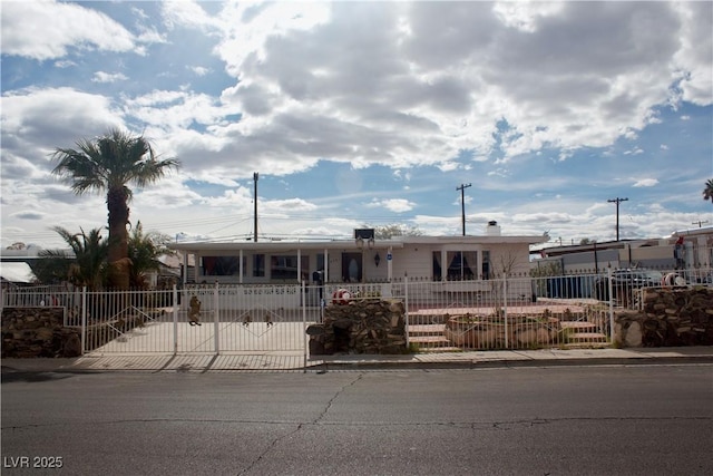 view of front of home featuring a fenced front yard