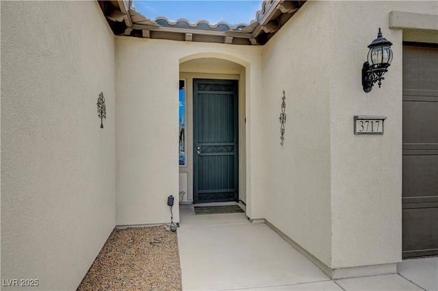 entrance to property with stucco siding